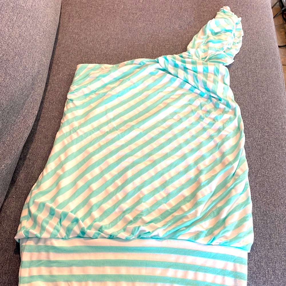 Super cute halter with one shoulder sleeve.